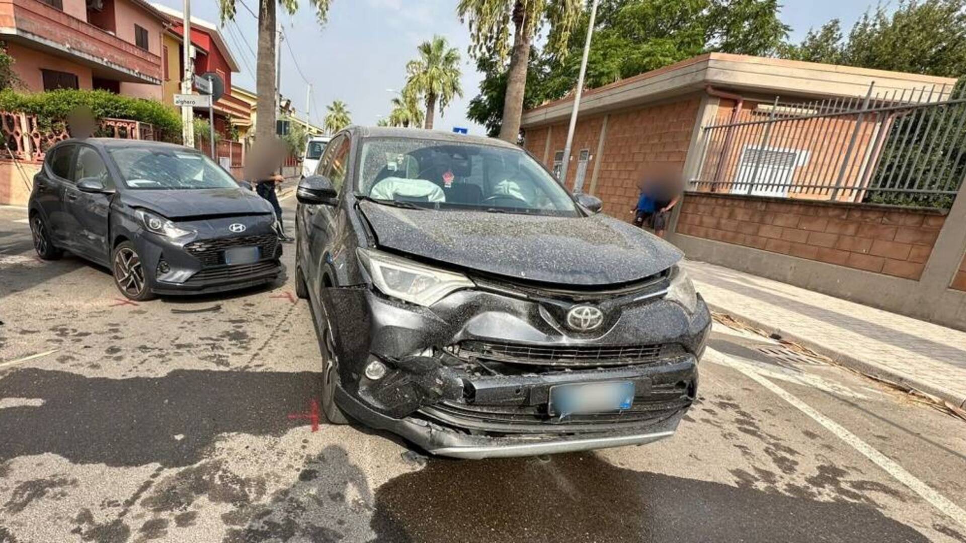 Scontro tra due auto all’incrocio: due feriti nell’incidente