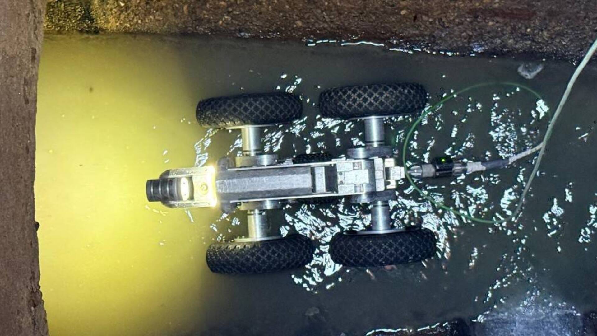 Il robot in azione all'interno di una condotta