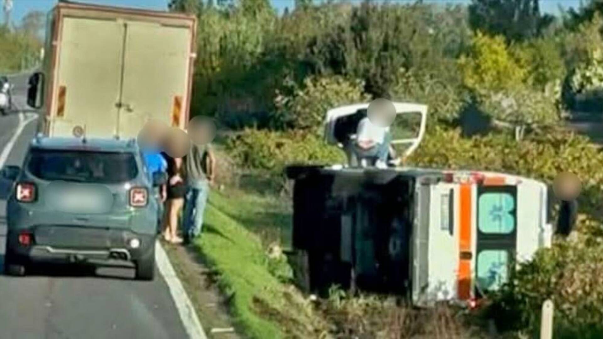 Ambulanza esce di strada e si ribalta, l’incidente stradale lungo la Statale