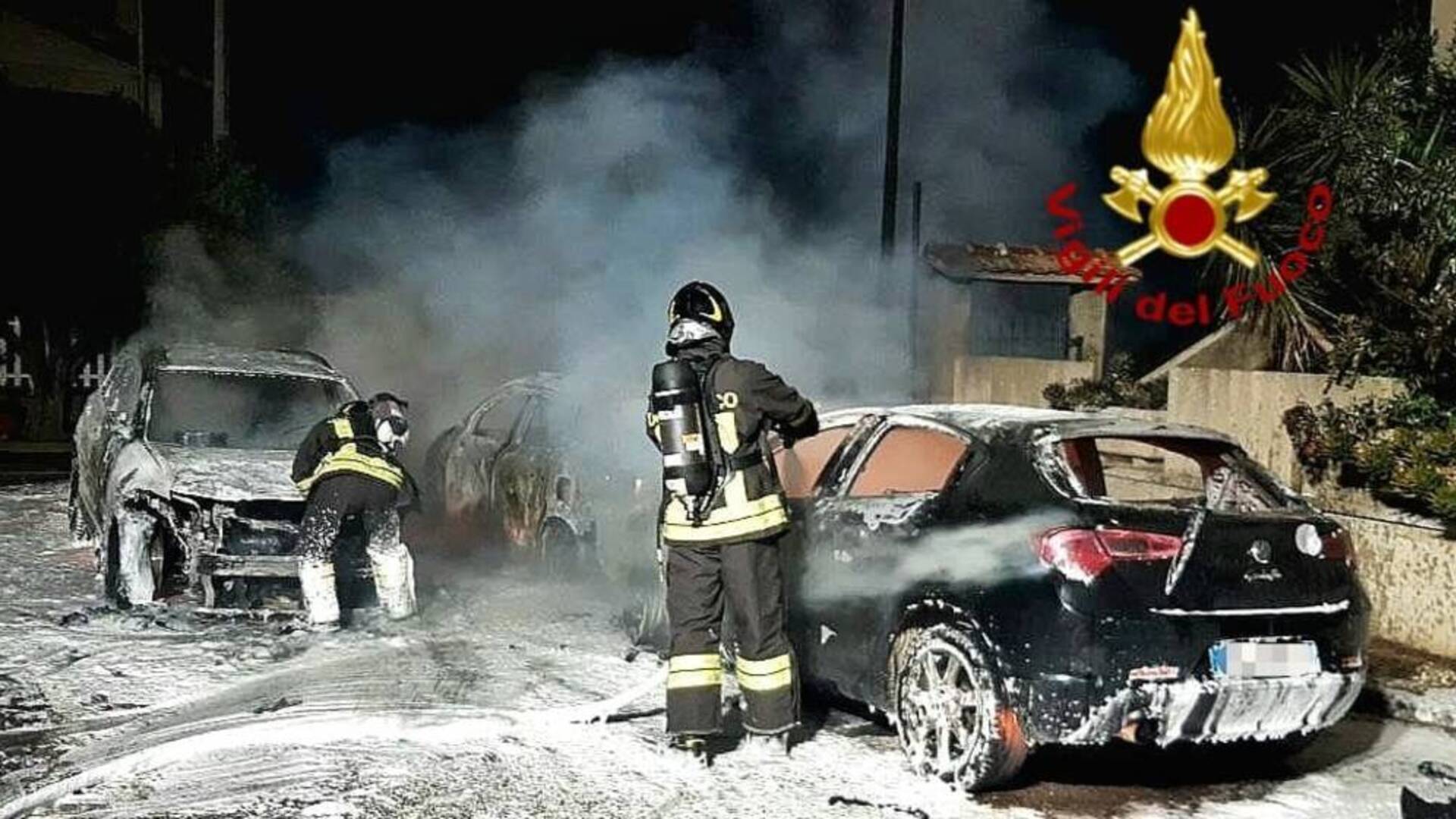 Bruciate nella notte tre auto: si pensa a un attentato. Indagini in corso
