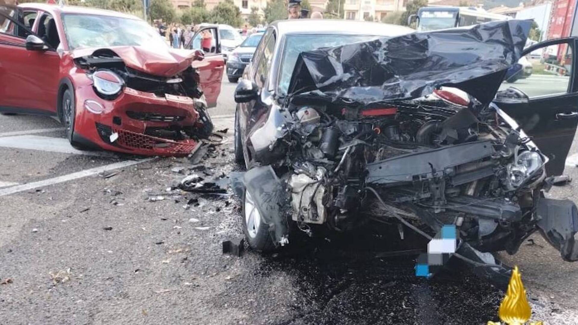 Incidente stradale: due feriti in codice rosso, estratti dalle lamiere delle loro auto